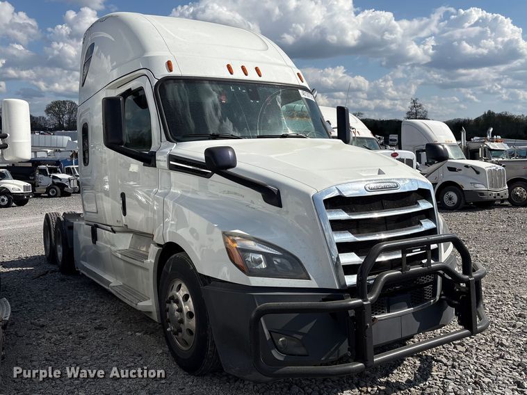 image for item YA2848 2020 Freightliner Cascadia semi truck