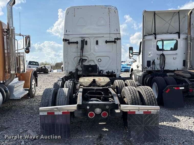 image for item YA2848 2020 Freightliner Cascadia semi truck