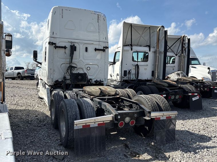 image for item YA2848 2020 Freightliner Cascadia semi truck