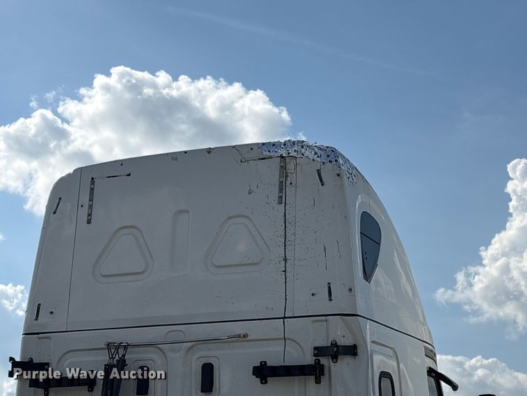 image for item YA2848 2020 Freightliner Cascadia semi truck