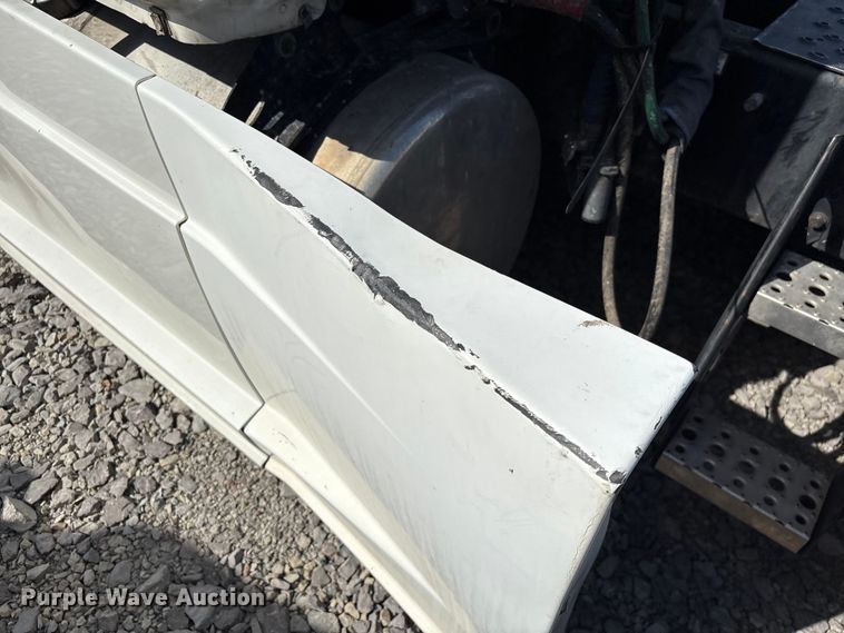 image for item YA2848 2020 Freightliner Cascadia semi truck