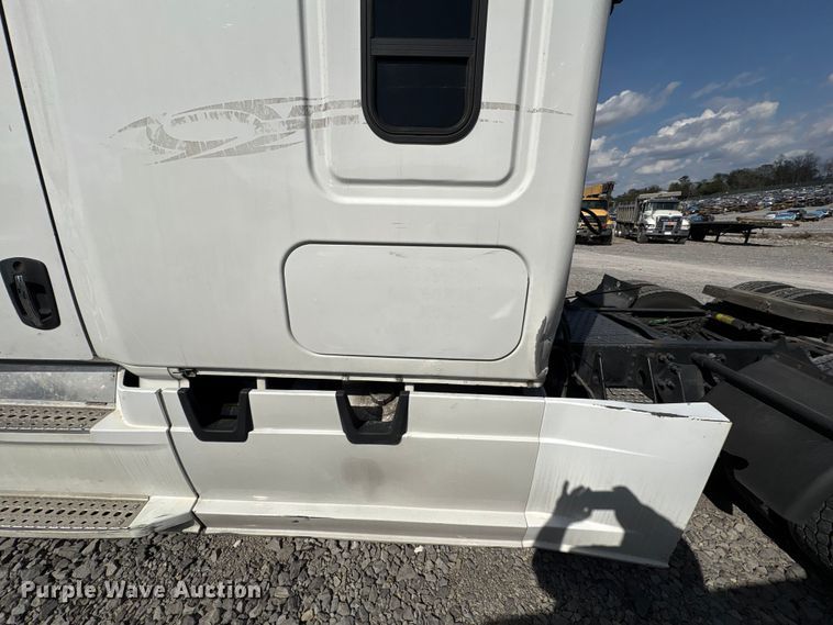 image for item YA2848 2020 Freightliner Cascadia semi truck