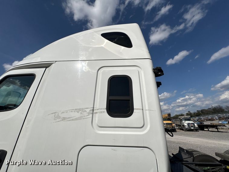 image for item YA2848 2020 Freightliner Cascadia semi truck