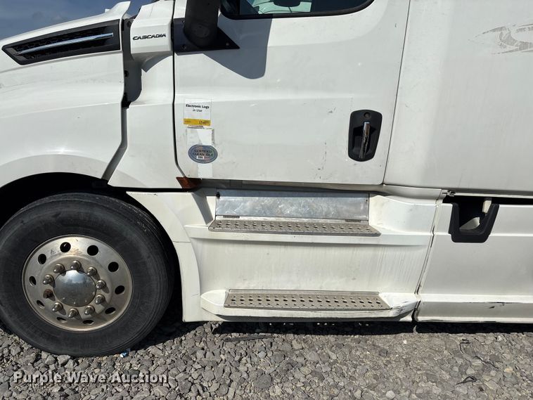image for item YA2848 2020 Freightliner Cascadia semi truck