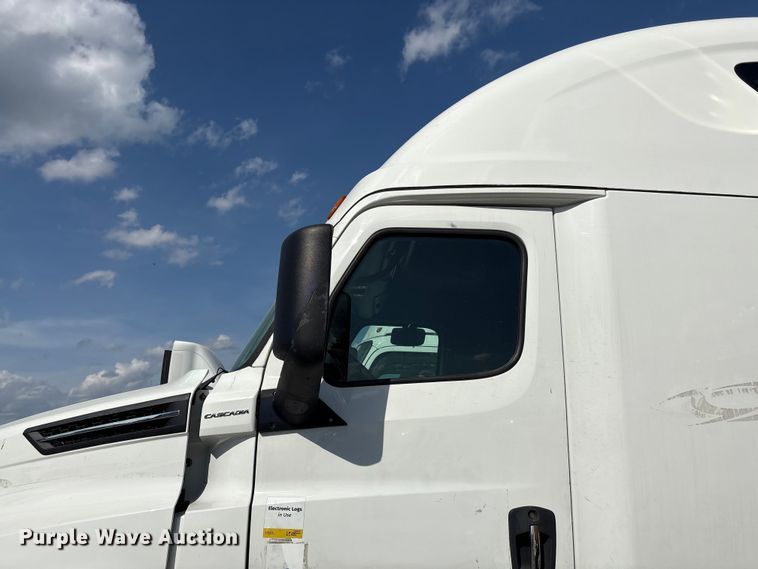 image for item YA2848 2020 Freightliner Cascadia semi truck