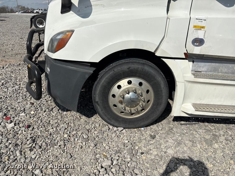 image for item YA2848 2020 Freightliner Cascadia semi truck