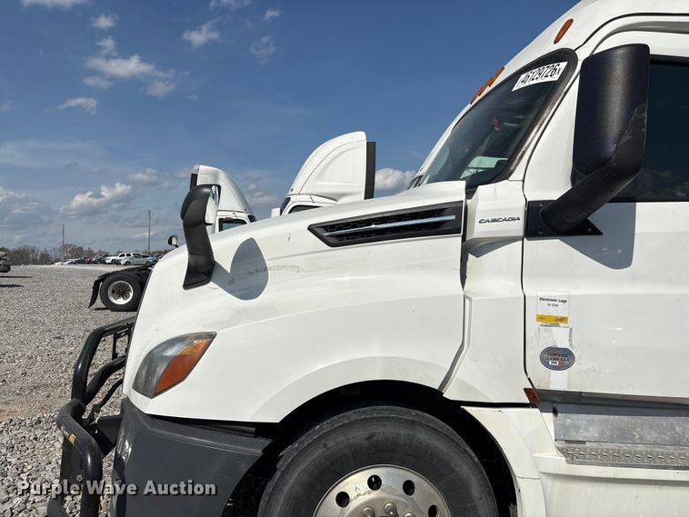 image for item YA2848 2020 Freightliner Cascadia semi truck