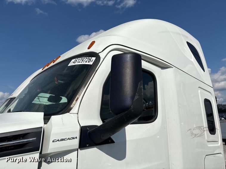 image for item YA2848 2020 Freightliner Cascadia semi truck