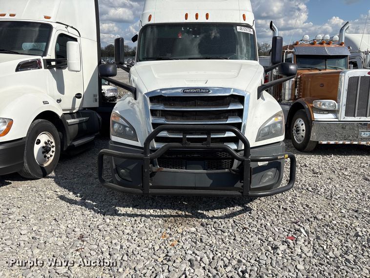 image for item YA2848 2020 Freightliner Cascadia semi truck