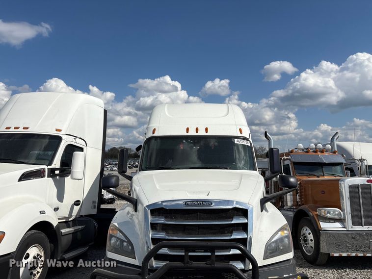image for item YA2848 2020 Freightliner Cascadia semi truck