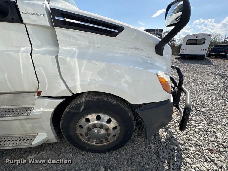 image for item YA2848 2020 Freightliner Cascadia semi truck