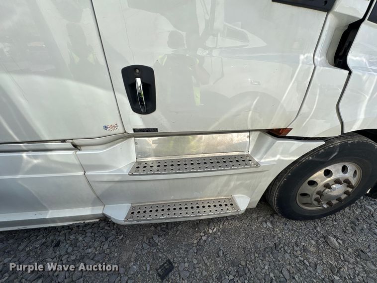image for item YA2848 2020 Freightliner Cascadia semi truck