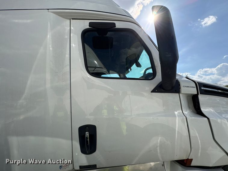 image for item YA2848 2020 Freightliner Cascadia semi truck