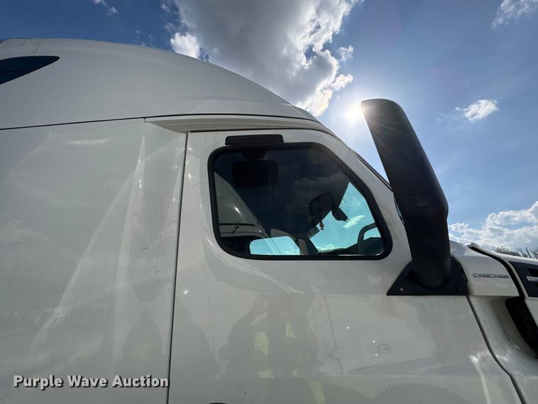 image for item YA2848 2020 Freightliner Cascadia semi truck