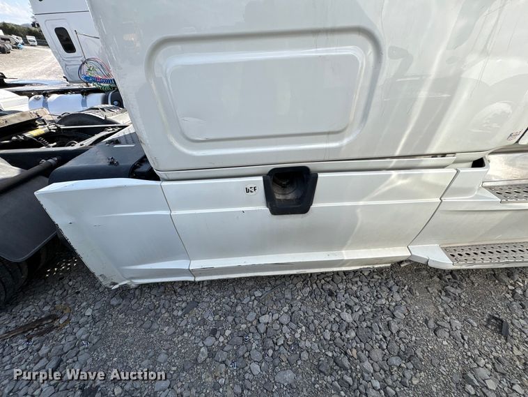 image for item YA2848 2020 Freightliner Cascadia semi truck