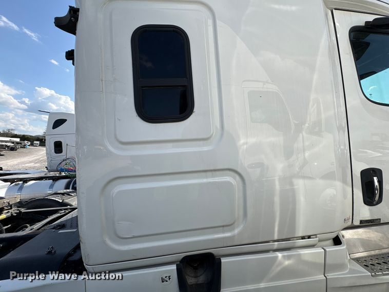 image for item YA2848 2020 Freightliner Cascadia semi truck