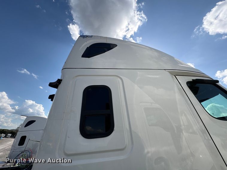 image for item YA2848 2020 Freightliner Cascadia semi truck