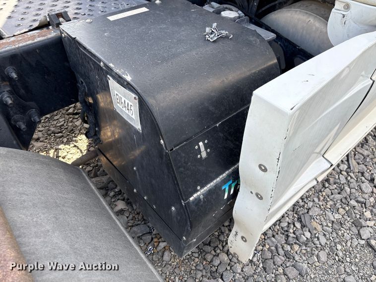 image for item YA2848 2020 Freightliner Cascadia semi truck