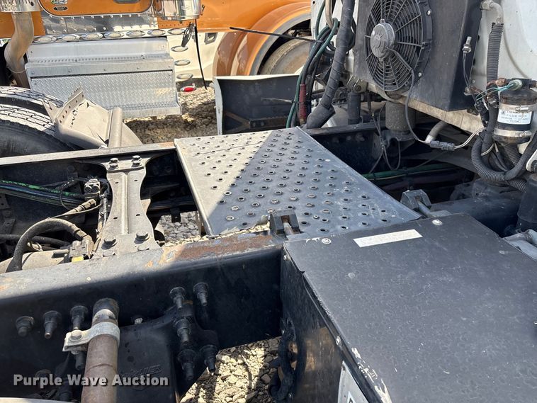 image for item YA2848 2020 Freightliner Cascadia semi truck