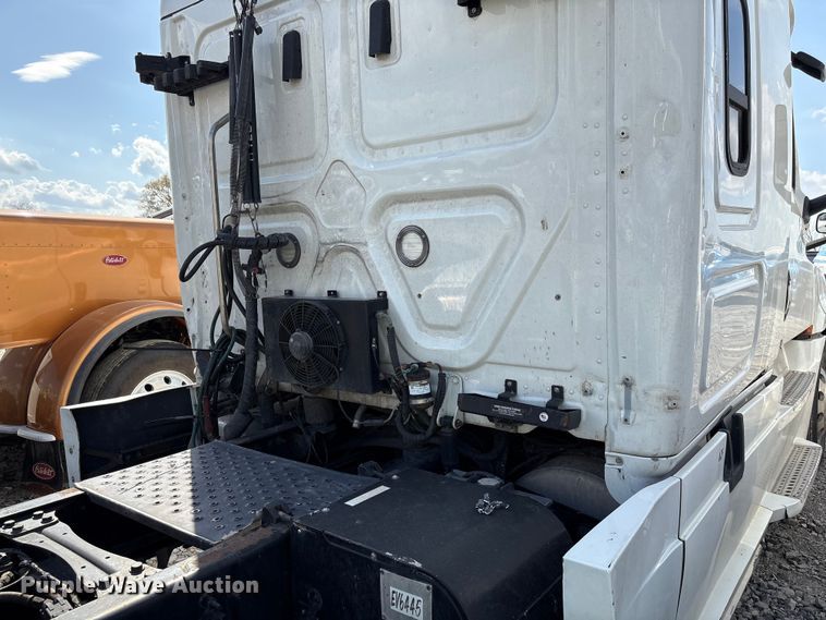 image for item YA2848 2020 Freightliner Cascadia semi truck