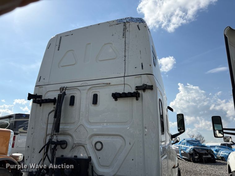 image for item YA2848 2020 Freightliner Cascadia semi truck