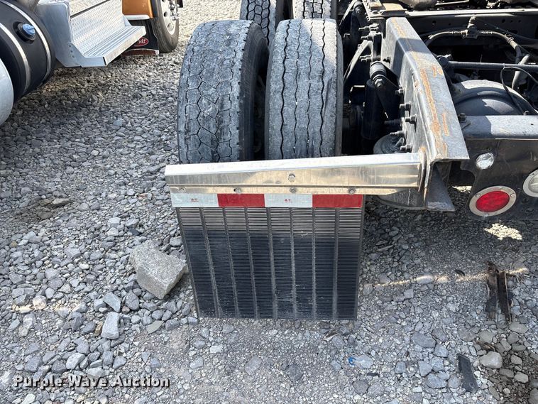 image for item YA2848 2020 Freightliner Cascadia semi truck