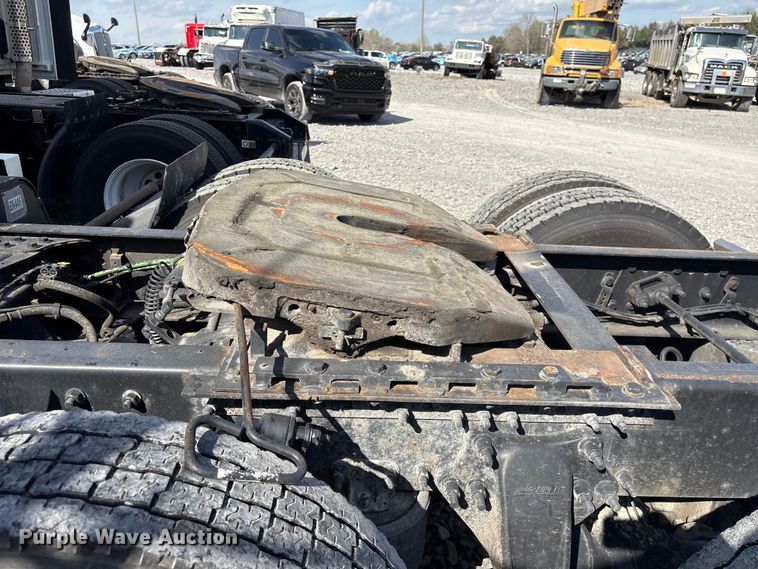 image for item YA2848 2020 Freightliner Cascadia semi truck