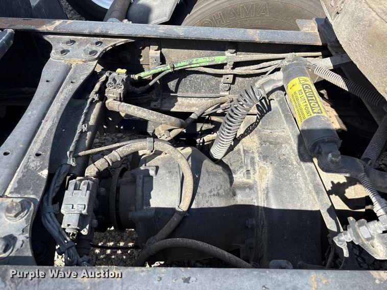 image for item YA2848 2020 Freightliner Cascadia semi truck
