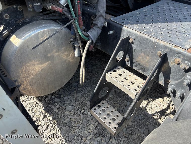 image for item YA2848 2020 Freightliner Cascadia semi truck
