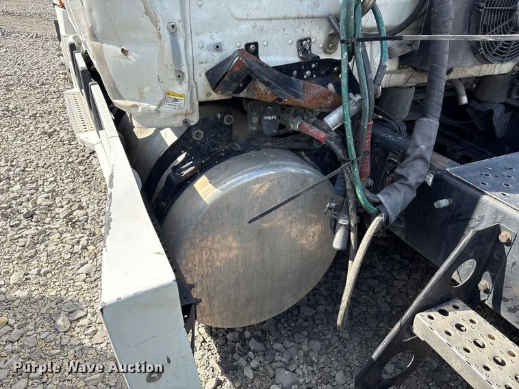 image for item YA2848 2020 Freightliner Cascadia semi truck