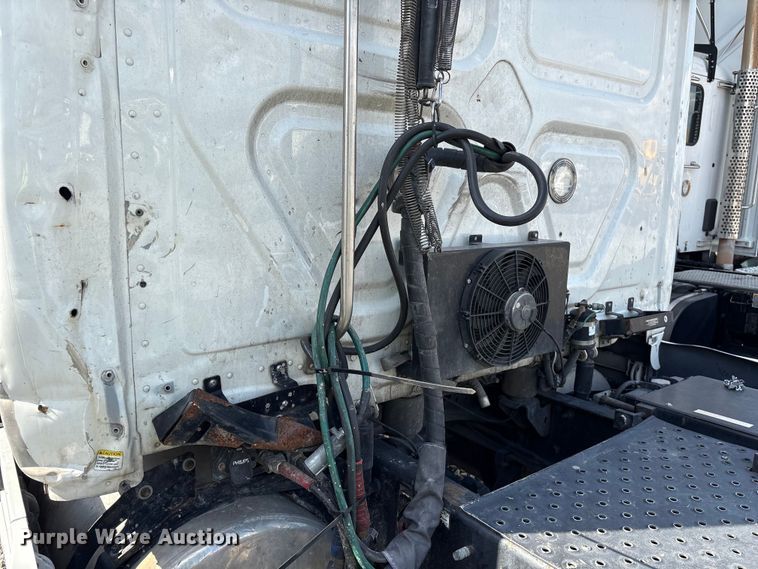 image for item YA2848 2020 Freightliner Cascadia semi truck