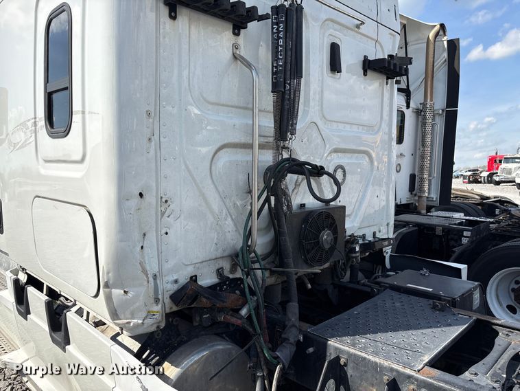 image for item YA2848 2020 Freightliner Cascadia semi truck