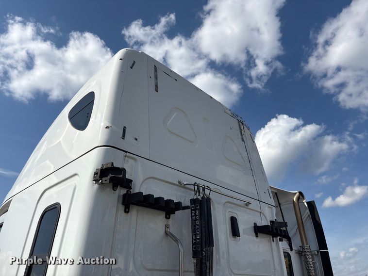 image for item YA2848 2020 Freightliner Cascadia semi truck