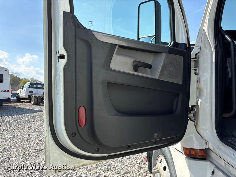 image for item YA2848 2020 Freightliner Cascadia semi truck