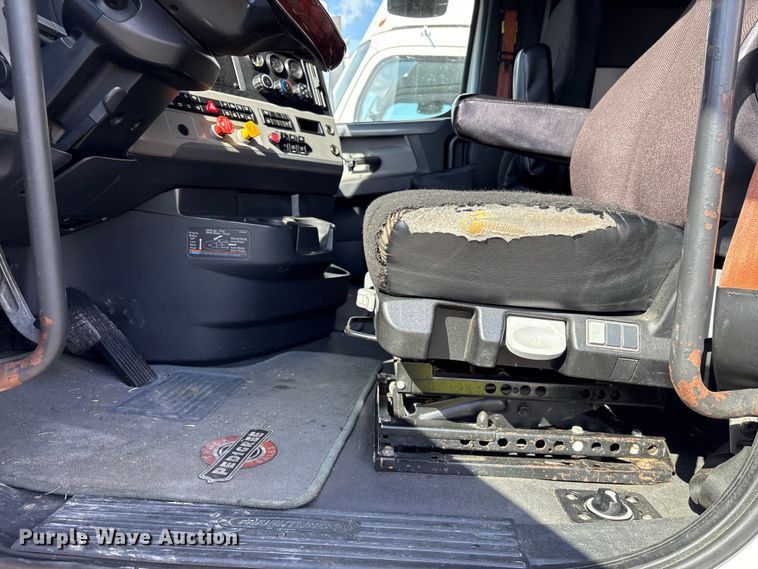 image for item YA2848 2020 Freightliner Cascadia semi truck