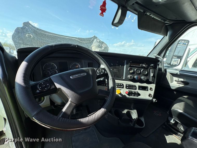 image for item YA2848 2020 Freightliner Cascadia semi truck