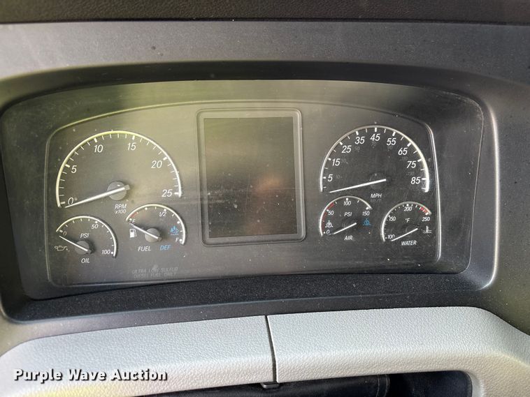 image for item YA2848 2020 Freightliner Cascadia semi truck