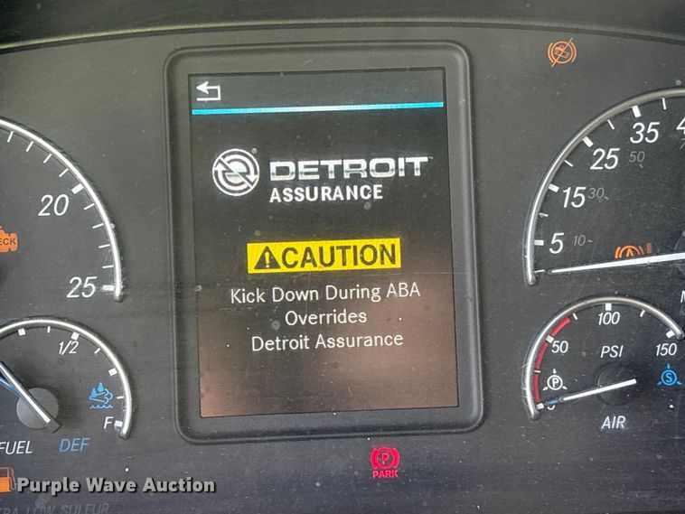 image for item YA2848 2020 Freightliner Cascadia semi truck