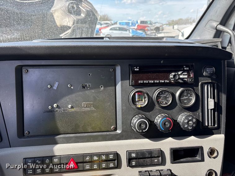 image for item YA2848 2020 Freightliner Cascadia semi truck