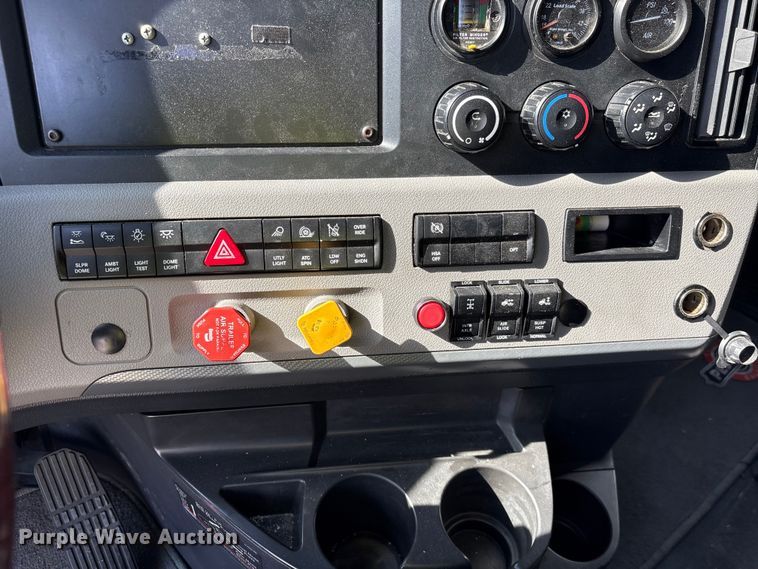 image for item YA2848 2020 Freightliner Cascadia semi truck