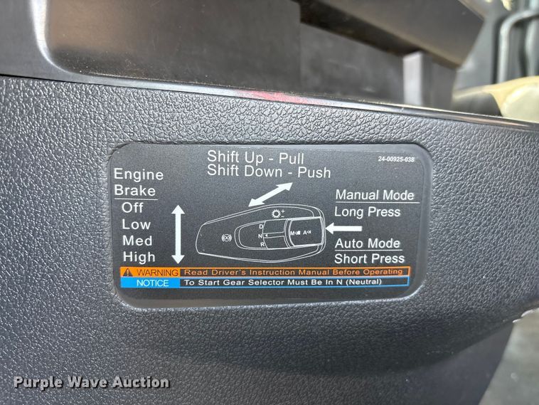 image for item YA2848 2020 Freightliner Cascadia semi truck
