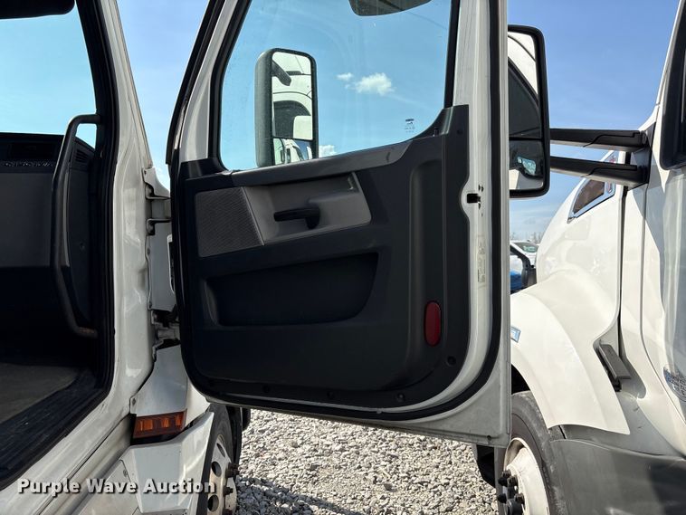 image for item YA2848 2020 Freightliner Cascadia semi truck