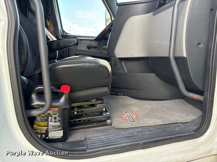 image for item YA2848 2020 Freightliner Cascadia semi truck