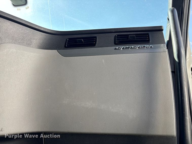 image for item YA2848 2020 Freightliner Cascadia semi truck