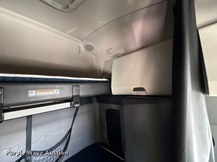 image for item YA2848 2020 Freightliner Cascadia semi truck