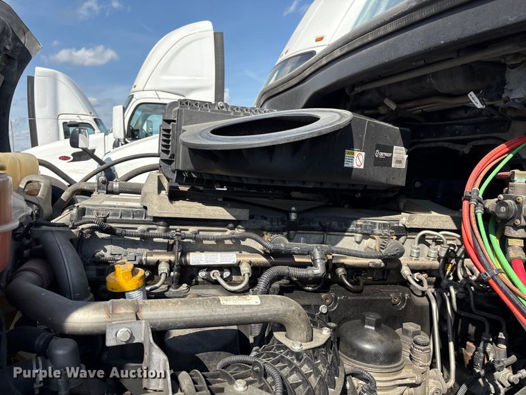 image for item YA2848 2020 Freightliner Cascadia semi truck