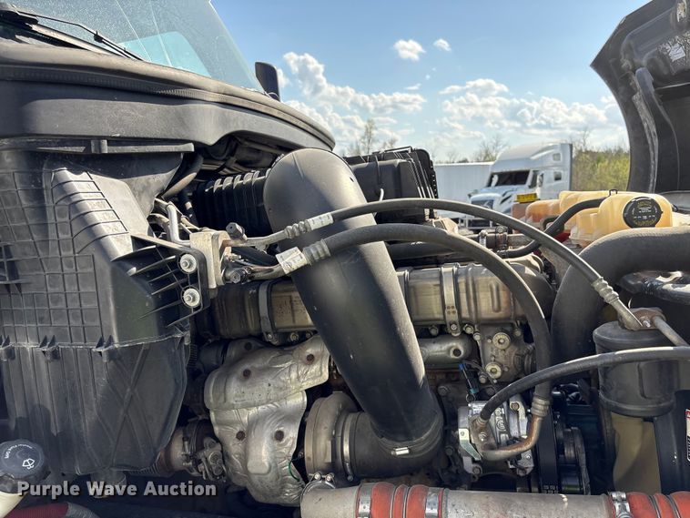 image for item YA2848 2020 Freightliner Cascadia semi truck