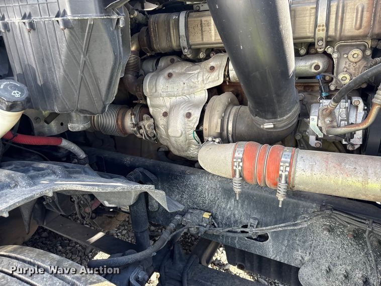 image for item YA2848 2020 Freightliner Cascadia semi truck