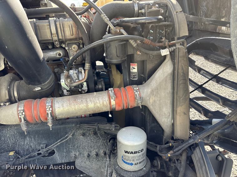 image for item YA2848 2020 Freightliner Cascadia semi truck