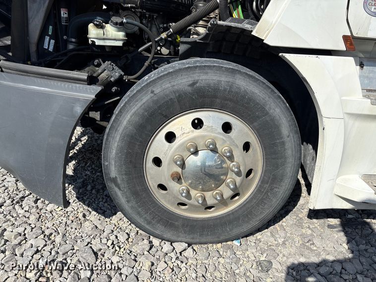 image for item YA2848 2020 Freightliner Cascadia semi truck